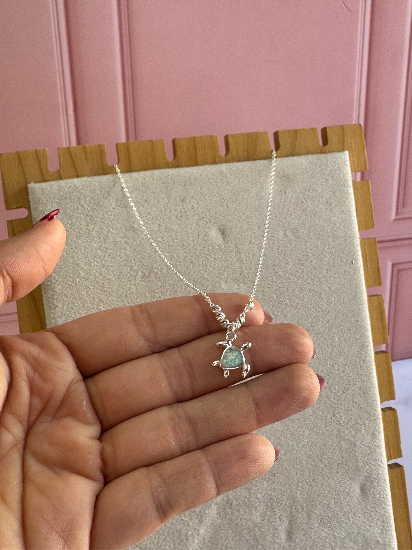 Collar Tortuga Opalina Blanca de Plata 925 - Longevidad y Sabiduría | Romina Joyería