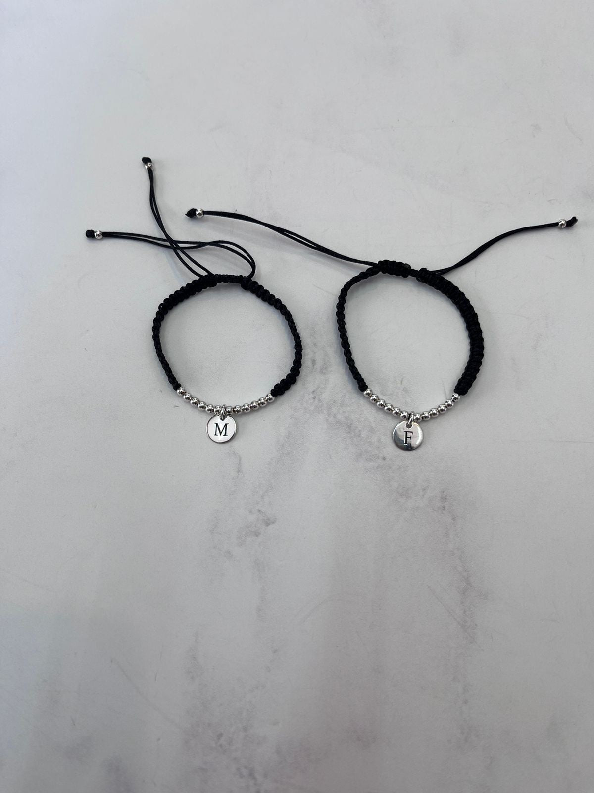 Set Pulseras Tejidas Plata .925 Personalizado - Hilo Chino con Plaquita Grabada