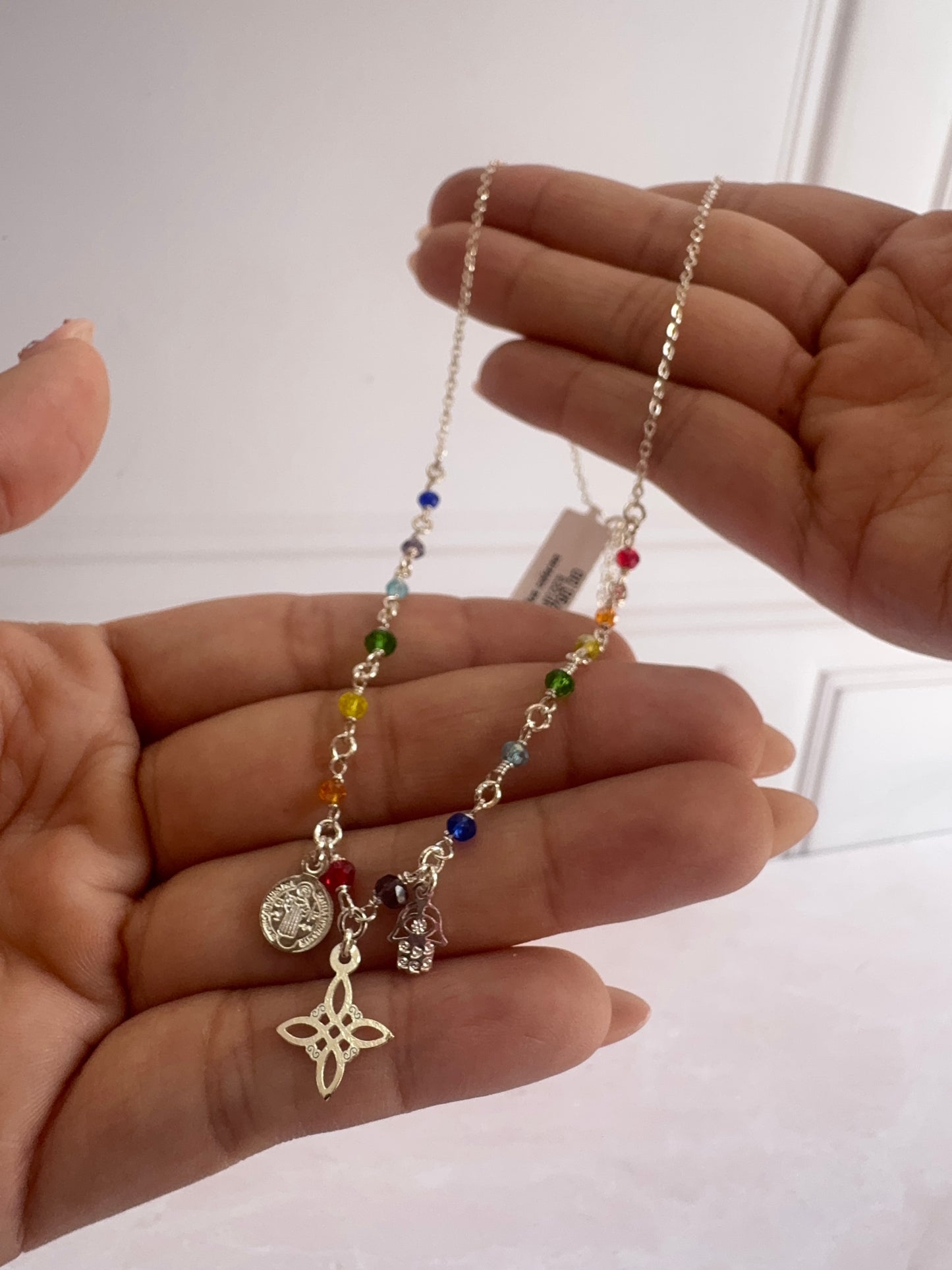 Collar Símbolos de Protección – Mano de Fátima, San Benito y Chakras