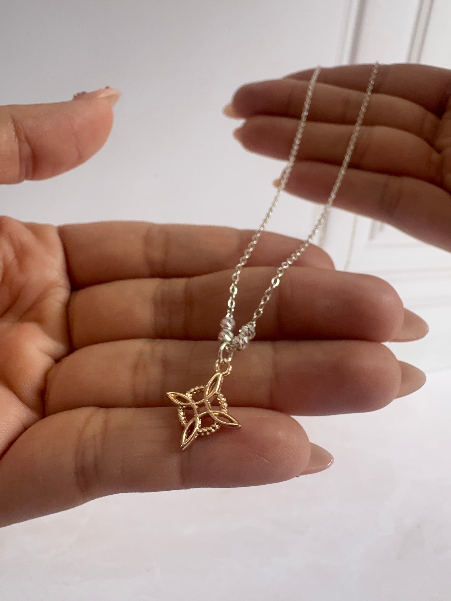 Collar Nudo de Bruja con Baño de Plata 925